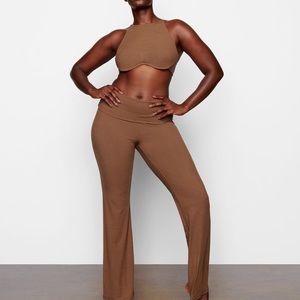 Skims soft lounge fold over in wood color